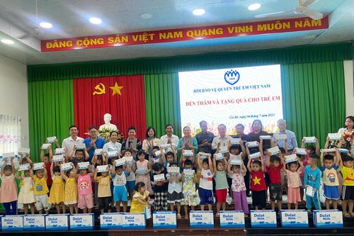 Hội Bảo vệ quyền trẻ em Việt Nam thăm, tặng quà Mẹ Việt Nam Anh hùng và trẻ em khó khăn tỉnh Đồng Tháp