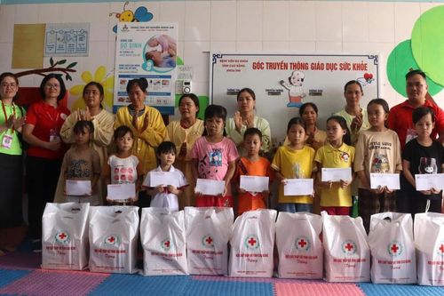 Tặng quà bệnh nhân mắc bệnh tan máu bẩm sinh tại Bệnh viện Đa khoa tỉnh