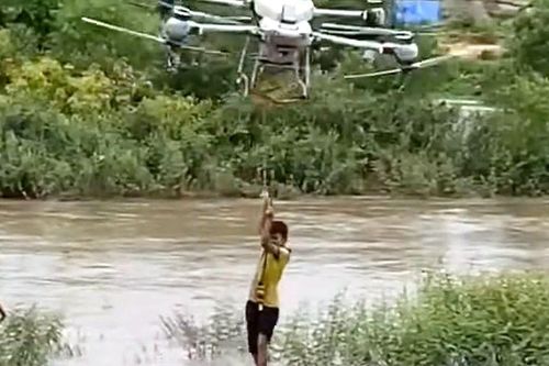 Clip: Nghẹt thở khoảnh khắc dùng flycam hạng nặng giải cứu 2 bé mắc kẹt giữa dòng lũ