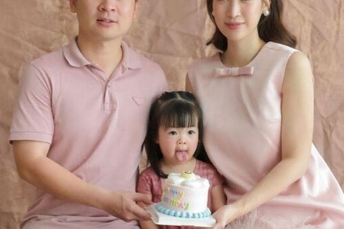 Chồng chủ tịch nhà Đỗ Mỹ Linh mừng sinh nhật 'bình rượu mơ', ái nữ nay cực xinh đã biết giành bố Quang với mẹ