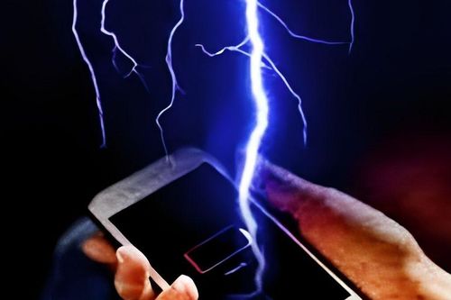 Dùng điện thoại lúc đang sạc giữa trời mưa giông, nữ sinh bị sét đánh nhập viện