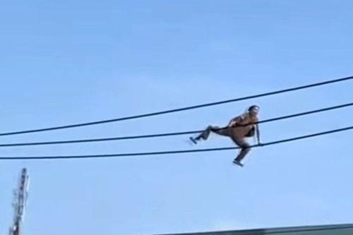 Vụ người phụ nữ bán vé số bò như 'siêu nhân nhện' trên dây điện hạ thế ở TP.HCM: Camera tiết lộ khoảnh khắc thót tim