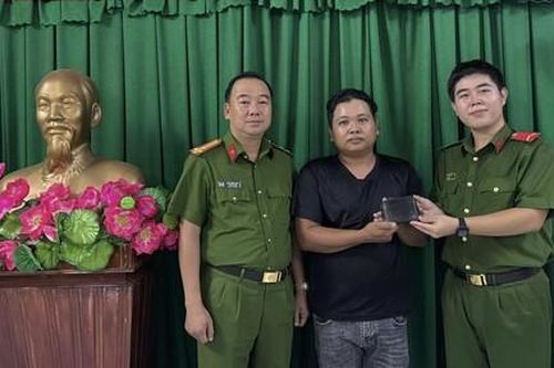 Chiến sĩ nghĩa vụ Công an TPHCM nhặt được của rơi trả lại cho người dân