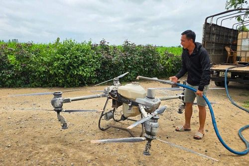 Chủ tịch Gia Lai tặng bằng khen anh nông dân lái drone cứu 2 em nhỏ