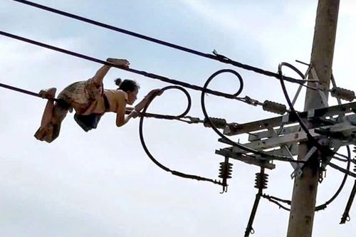 Đi thăng bằng trên dây điện, người phụ nữ ở TP.HCM rơi xuống đất tử vong