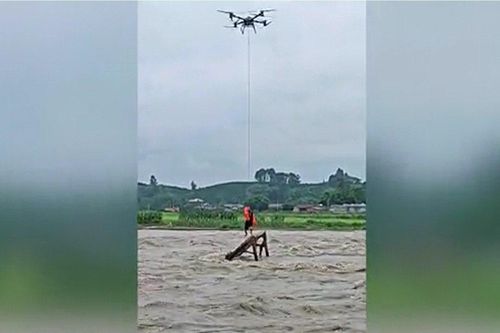 Ngoạn mục Drone giải cứu người đàn ông mắc kẹt giữa dòng lũ dữ ở Trung Quốc