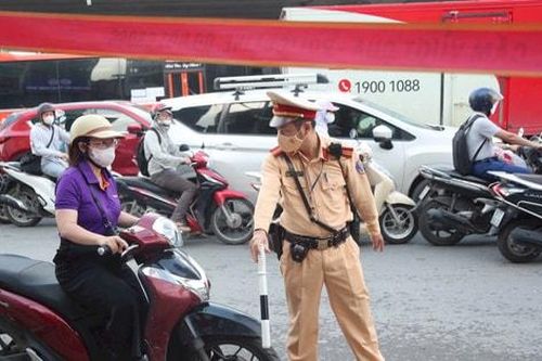 Hà Nội: Thêm nhiều trường hợp bị xử phạt do đi xe máy trên vỉa hè