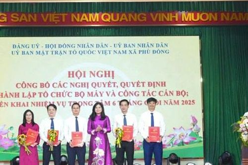 Xã Phù Đổng công bố các nghị quyết, quyết định về tổ chức bộ máy và công tác cán bộ