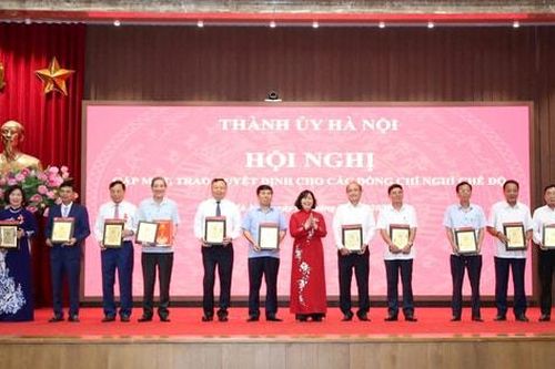Thành ủy Hà Nội gặp mặt, trao quyết định cho cán bộ nghỉ hưu trước tuổi