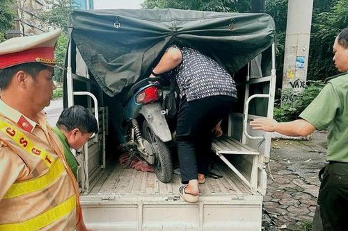 Trộm xe từ Nghệ An, thiếu niên 15 tuổi bị bắt ở Hà Nội vì không mũ, không biển