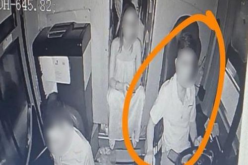Nữ hành khách giật mình kinh hãi phát hiện bàn tay lạ 'thò' vào cabin, sờ bụng mình lúc nửa đêm