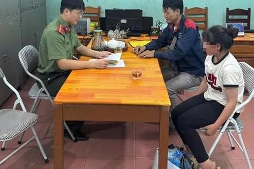 Xuống xe khách giữa đường, bé gái người Mông đi lạc gần 10 tiếng