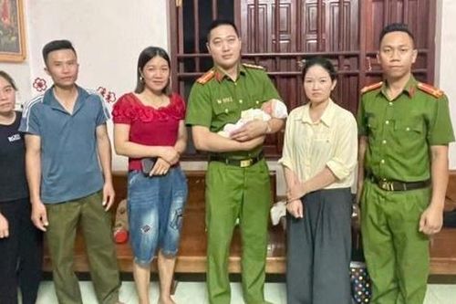 Đi làm về, người phụ nữ phát hiện bé gái sơ sinh bị bỏ rơi ven đường