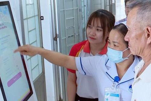 'Tạm biệt' xếp hàng khi đăng ký khám chữa bệnh