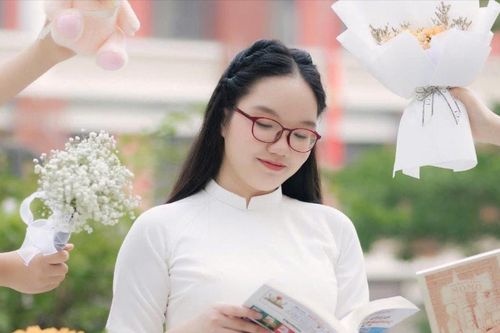Nữ sinh Hà Nội giành 'cú đúp' thủ khoa 2 trường THPT chuyên