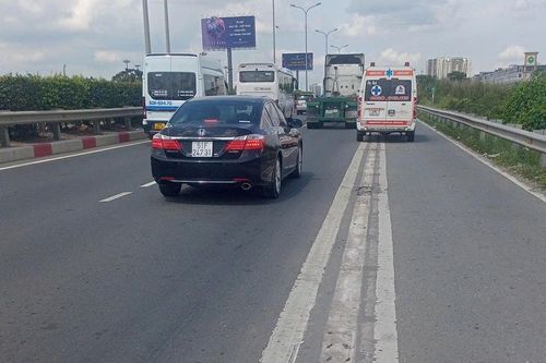 Tháo dỡ dải phân cách nhưng 'bỏ quên' đinh ốc trên đường cao tốc