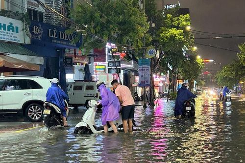 Mưa lớn gây ngập một số tuyến đường ở Đà Nẵng