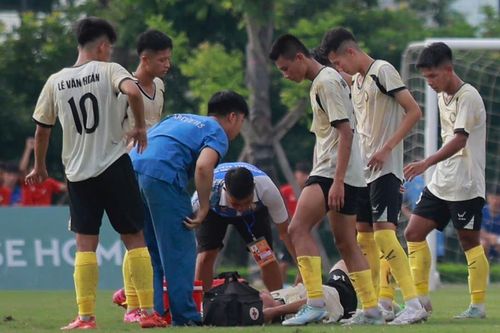 Cầu thủ của PVF bất tỉnh ở giải U21 Quốc gia