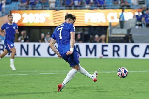 Chelsea và Barcelona bị UEFA phạt nặng vì vi phạm quy định tài chính