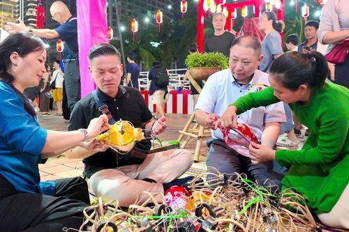 Du khách hào hứng trải nghiệm không gian văn hóa, ẩm thực tại Lễ hội Việt Nam - Nhật Bản