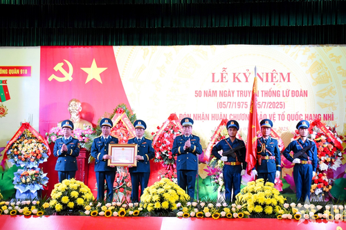 Thượng tướng Lê Huy Vịnh dự Lễ kỷ niệm 50 năm Ngày truyền thống Lữ đoàn Không quân 918