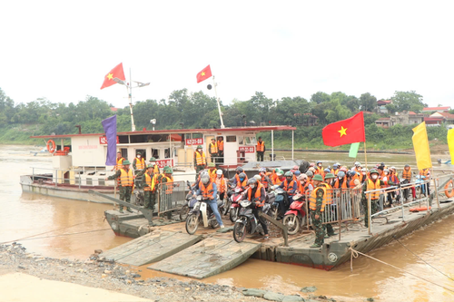 Vận hành lại phà quân sự ở khu vực cầu Phong Châu