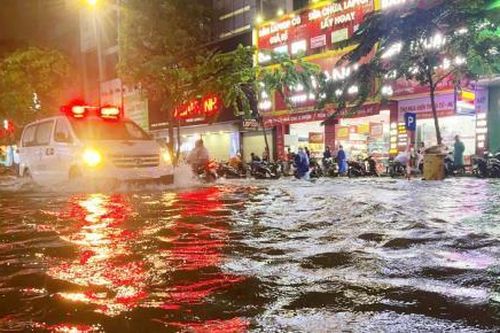 Mưa lớn hơn 1 giờ đồng hồ, nhiều tuyến phố Đà Nẵng ngập sâu