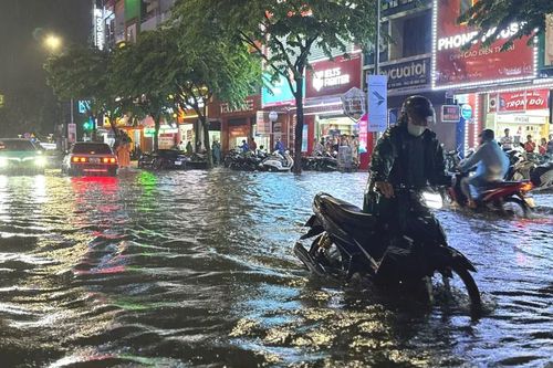 Mưa lớn kéo dài, nhiều tuyến đường ở TP Đà Nẵng bị ngập