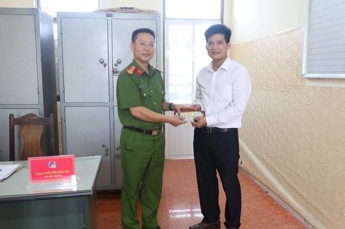 Cán bộ công an nhặt ví 11 triệu đồng, trả người đánh rơi