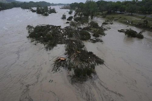 Lũ lụt bất ngờ dâng cao ở miền trung Texas, hàng chục người chết và mất tích