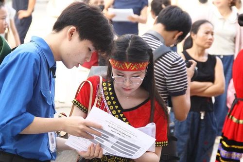 Thí sinh háo hức dự thi năng khiếu vào Trường ĐH Sư phạm Hà Nội