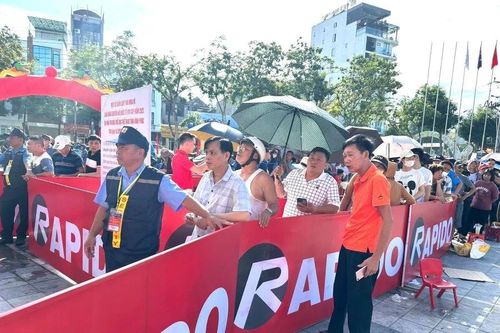 Người dân 'đội nắng' xếp hàng mua vé chung kết VTV Cup 2025 ở Phú Thọ