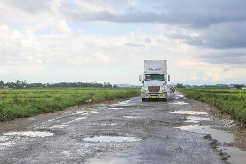Đường liên tỉnh ở Nghệ An hư hỏng vì 'cõng' xe tải nặng