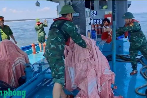 Kịp thời dập tắt đám cháy trên tàu bán xăng dầu