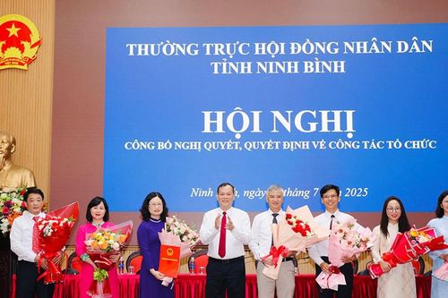 Thường trực HĐND tỉnh Ninh Bình công bố Nghị quyết, Quyết định về công tác cán bộ