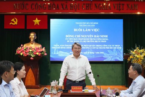 Bộ trưởng Nguyễn Hải Ninh cùng đoàn công tác Bộ Tư pháp khảo sát trung tâm hành chính công phường Sài Gòn