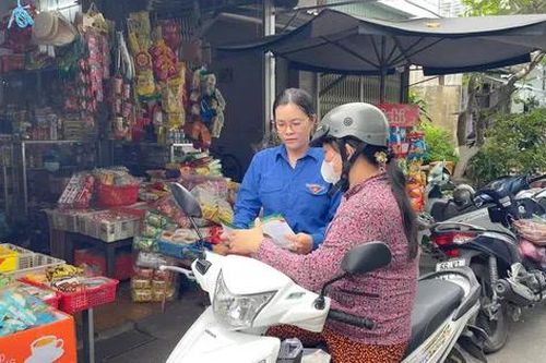 Thanh niên trực tiếp đến chợ, nhà dân tuyên truyền dịch vụ công trực tuyến