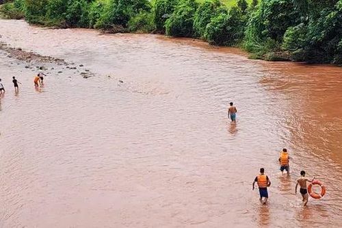Hàng trăm người tìm bé trai 8 tuổi bị nước cuốn trôi khi đi bè qua suối