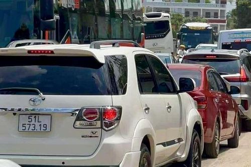 Mũi Né ùn tắc khi du khách đổ xô đi biển Lâm Đồng