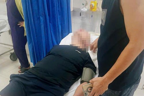 CSGT Hà Nội kịp thời đưa người đàn ông đột quỵ trên ô tô đi cấp cứu