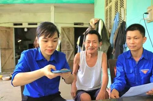 'Áo xanh' Tuyên Quang đến tận nhà hỗ trợ người dân nộp giấy tờ
