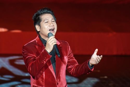 Nhạc trưởng Lê Phi Phi, ca sĩ Trọng Tấn biểu diễn trong đêm nhạc 'Cho muôn đời sau'