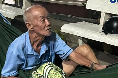 Cụ ông 77 tuổi đi lạc 70km được công an hỗ trợ về với gia đình