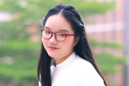 Nữ sinh Hà Nội với 'cú ăn ba' thủ khoa chuyên Anh thi lớp 10