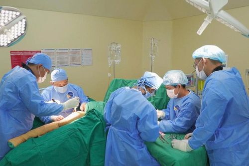 Người phụ nữ phải cấp cứu sau tai nạn hi hữu giữa vườn cao su