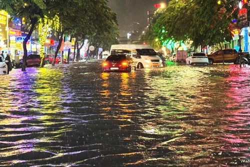 Mưa lớn giữa mùa hè, Đà Nẵng lần thứ hai ngập sâu, xe chết máy hàng loạt