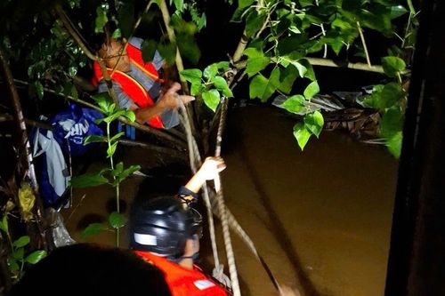 Người đàn ông bị nước cuốn trôi, bám bụi cây thoát chết ở Đà Nẵng