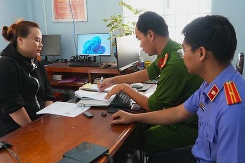 Bị khởi tố vì chiếm giữ 100 triệu đồng người khác chuyển khoản nhầm