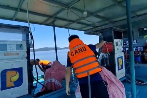 Cháy tàu bán xăng trên biển Móng Cái, 3 thuyền viên bị bỏng nhẹ