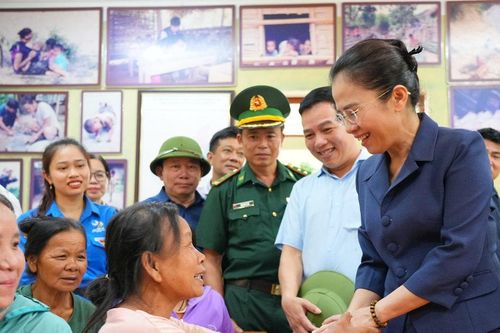 Phó Bí thư Tỉnh ủy Nghệ An trao Giấy chứng nhận quyền sử dụng đất cho đồng bào Đan Lai sống trong vùng lõi Vườn Quốc gia Pù Mát